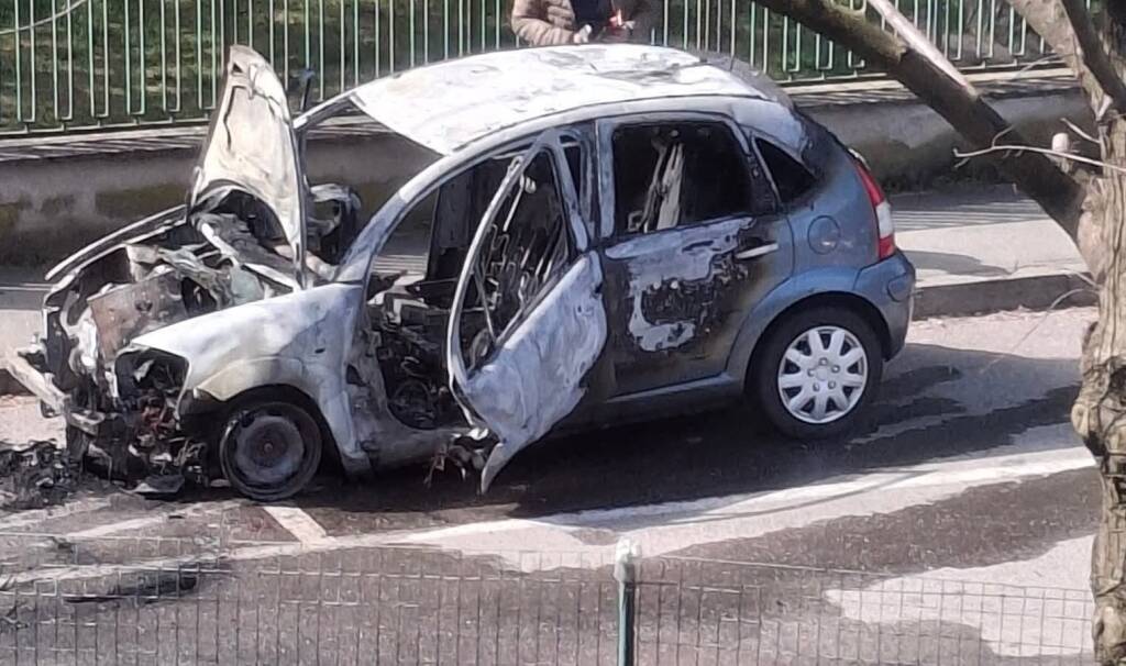 auto in fiamme castronno