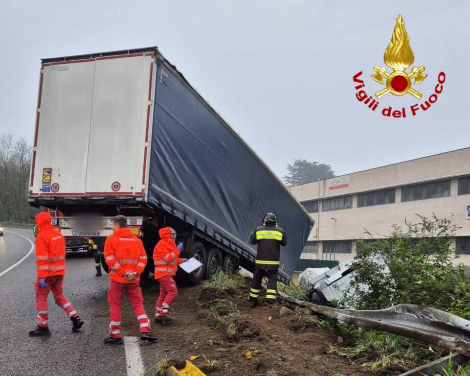 Autoarticolato esce di strada a Gemonio