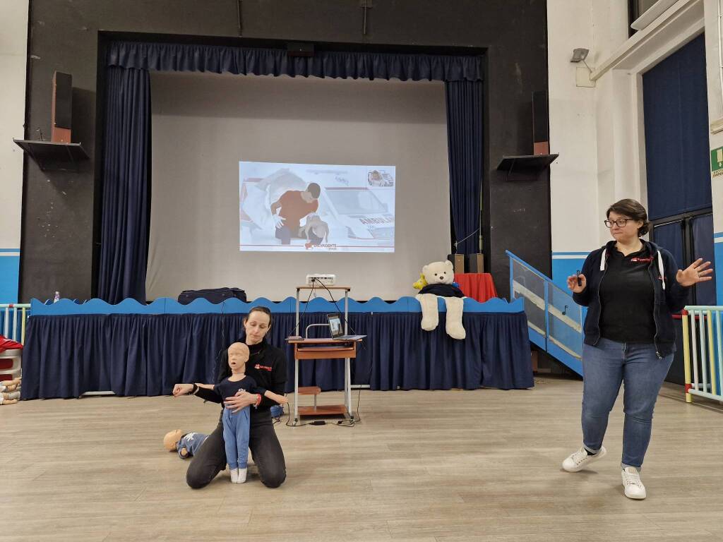 Bimbi e genitori della scuola dell'infanzia Santi Martiri di Legnano a lezione di sicurezza e primo soccorso