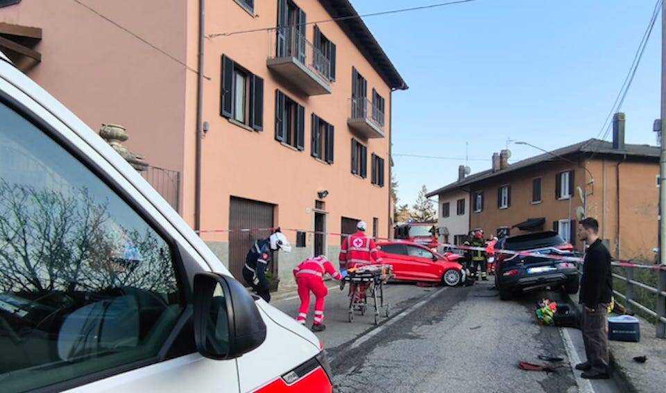 Schianto alla Rasa, diversi feriti e auto distrutte