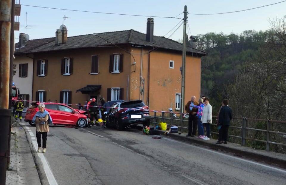 Schianto alla Rasa, diversi feriti e auto distrutte