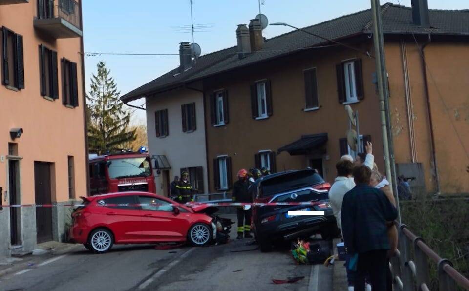 Schianto alla Rasa, diversi feriti e auto distrutte