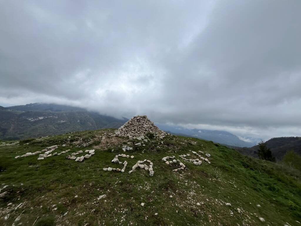 Cumuli di sassi in cima ai monti varesini, perché?  Spunta una scritta in cima al monte Chiusarella