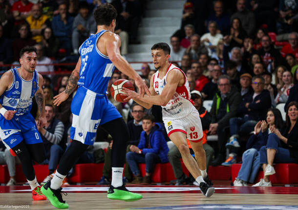Openjobmetis, esordio “a fari spenti” contro la Dinamo Sassari di Bulleri