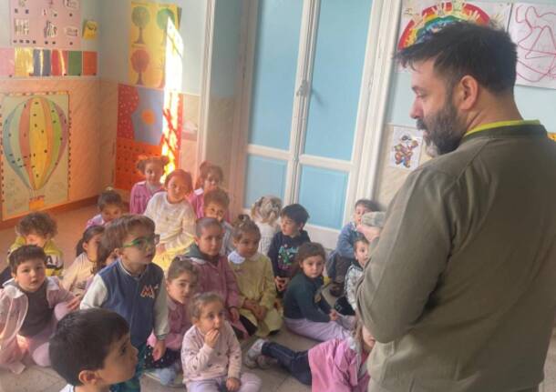 I bimbi dell’asilo Frascoli di Gurone e la metamorfosi da bruco a farfalla