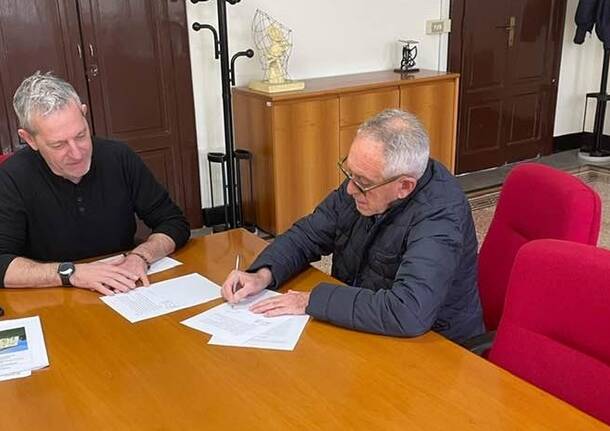 firma tra sindaco e antonio pedretti