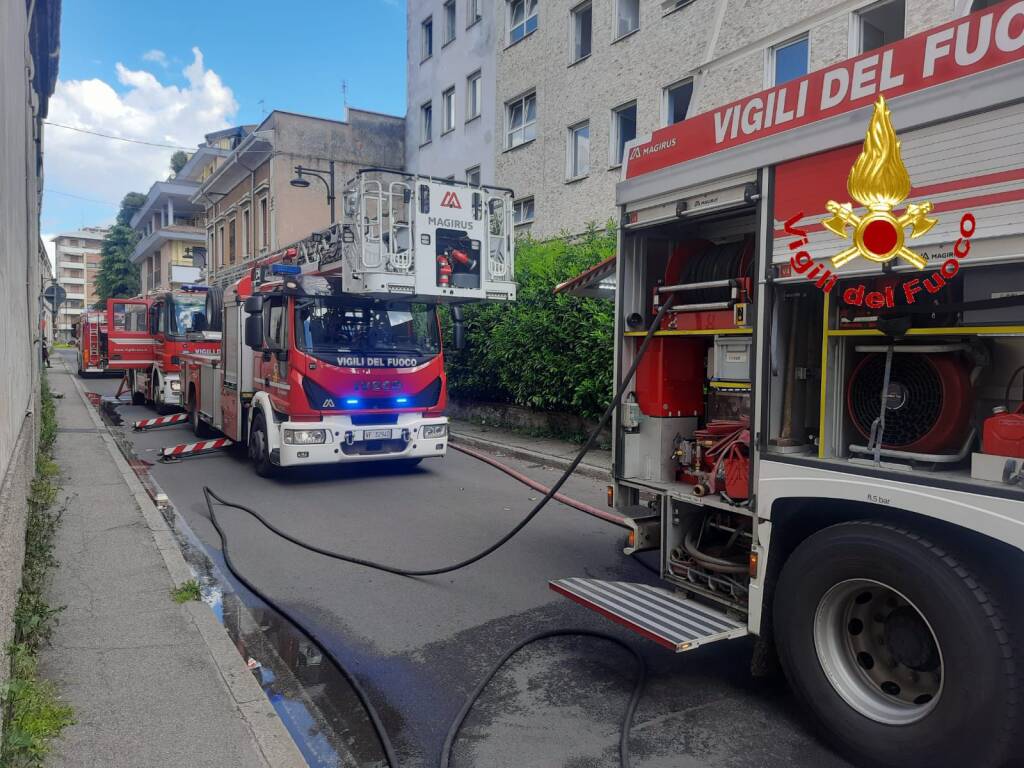 Incendio in edificio abbandonato in viale dei Mille a Busto arsizio - 25 aprile 2025