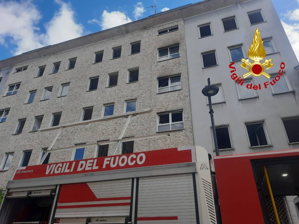Incendio in edificio abbandonato in viale dei Mille a Busto arsizio - 25 aprile 2025