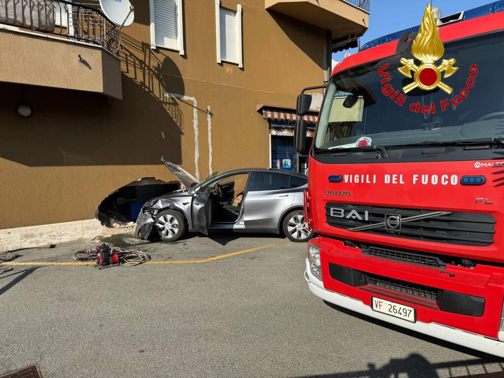 incidente con Tesla a Luino il 3 aprile 2025