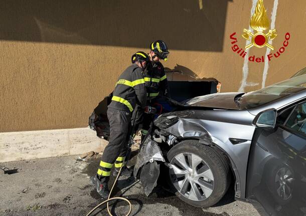 Contro il muro con la Tesla a Luino