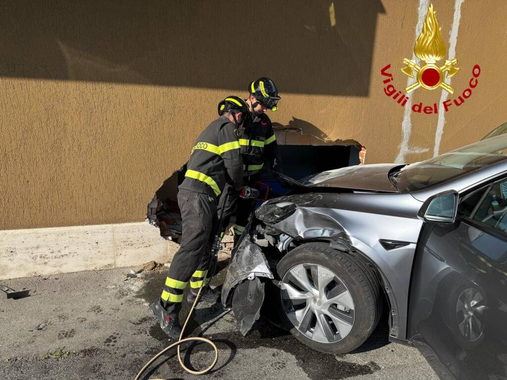 incidente con Tesla a Luino il 3 aprile 2025