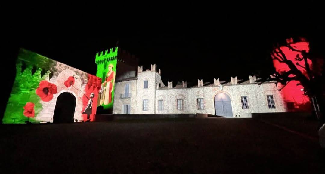 Le luci tricolori al Castello di Somma