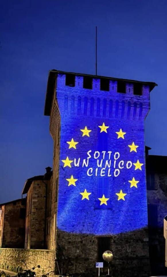 Le luci tricolori al Castello di Somma