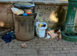 Rifiuti via Quasimodo 