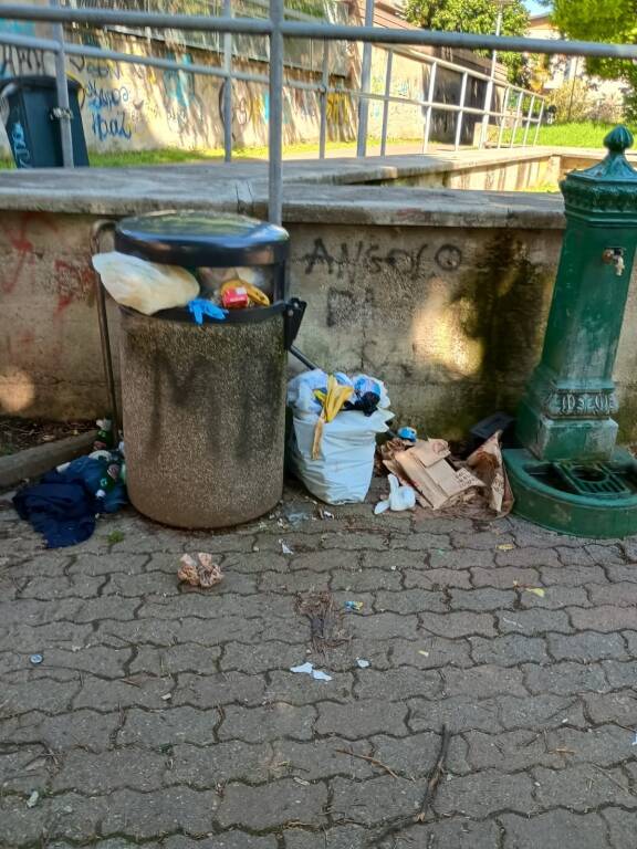 Rifiuti via Quasimodo 