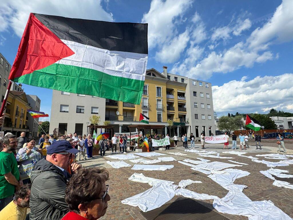 A Malnate decine di lenzuoli bianchi per Gaza