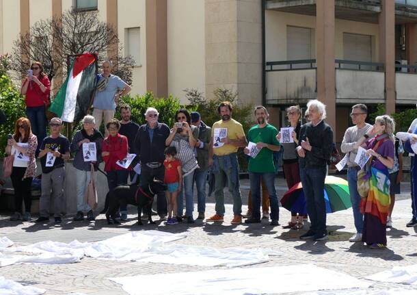 A Malnate decine di lenzuola bianchi per Gaza