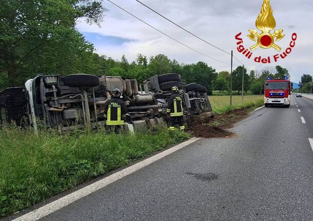 camion si ribalta a comabbio