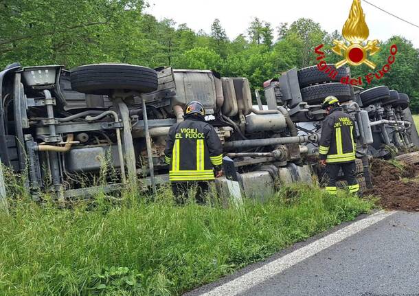 camion si ribalta a comabbio
