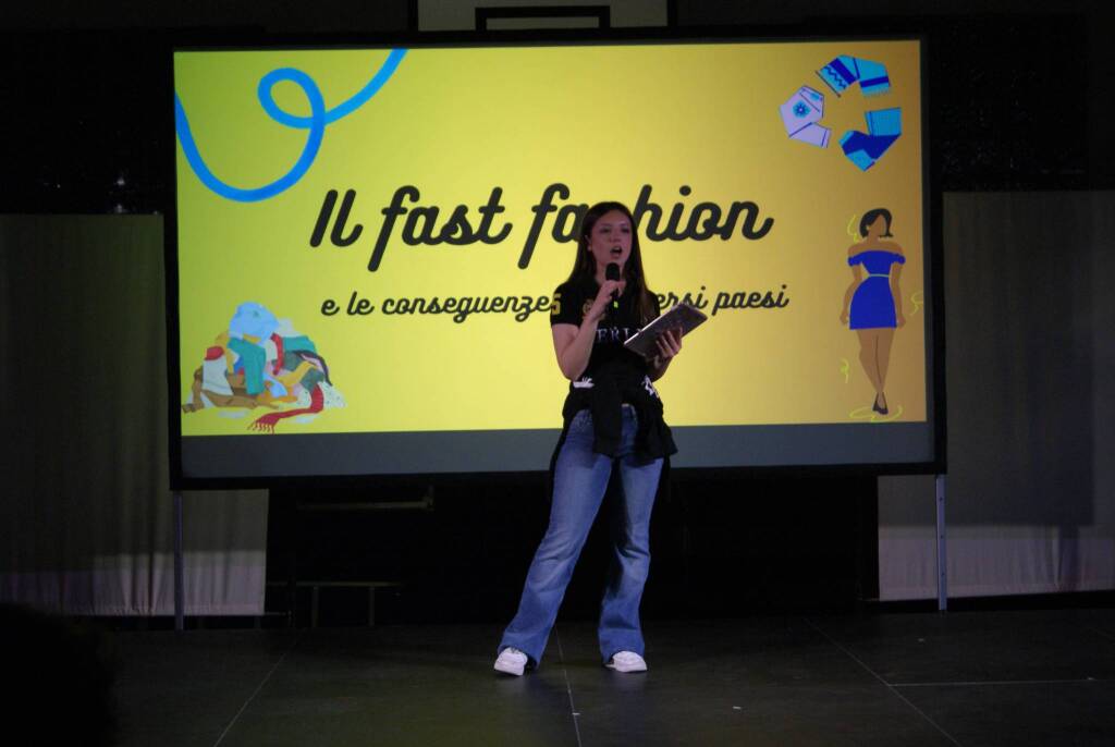 Il costo nascosto della Fast Fashion spiegato dagli studenti del Liceo Sereni di Laveno