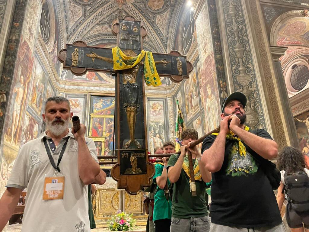 Il Palio 2025 è gialloverde: i festeggiamenti della contrada Sant’Ambrogio