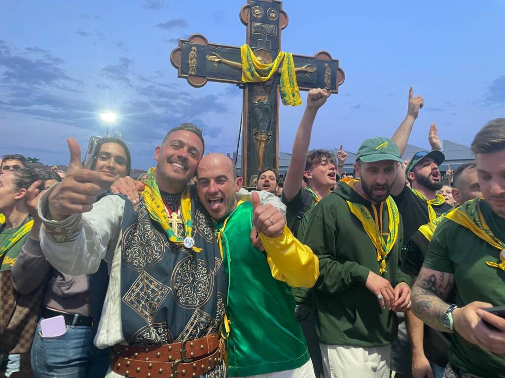 Il Palio 2025 è gialloverde: i festeggiamenti della contrada Sant’Ambrogio