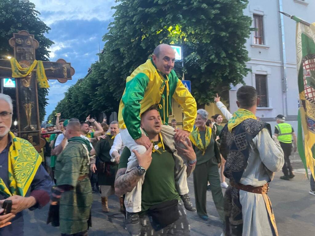 Il Palio 2025 è gialloverde: i festeggiamenti della contrada Sant’Ambrogio