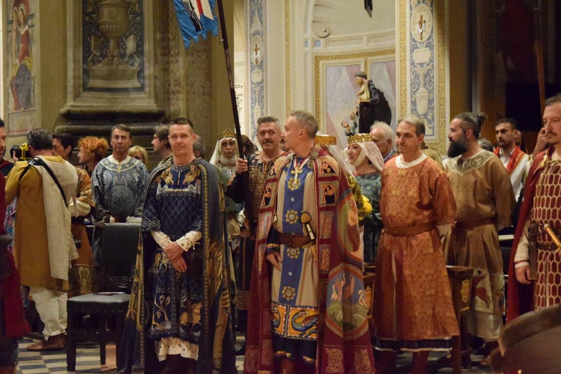 Il Palio di Legnano si inchina davanti alla Croce nella Veglia in Basilica San Magno