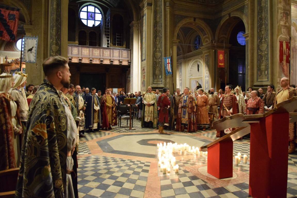 Il Palio di Legnano si inchina davanti alla Croce nella Veglia in Basilica San Magno