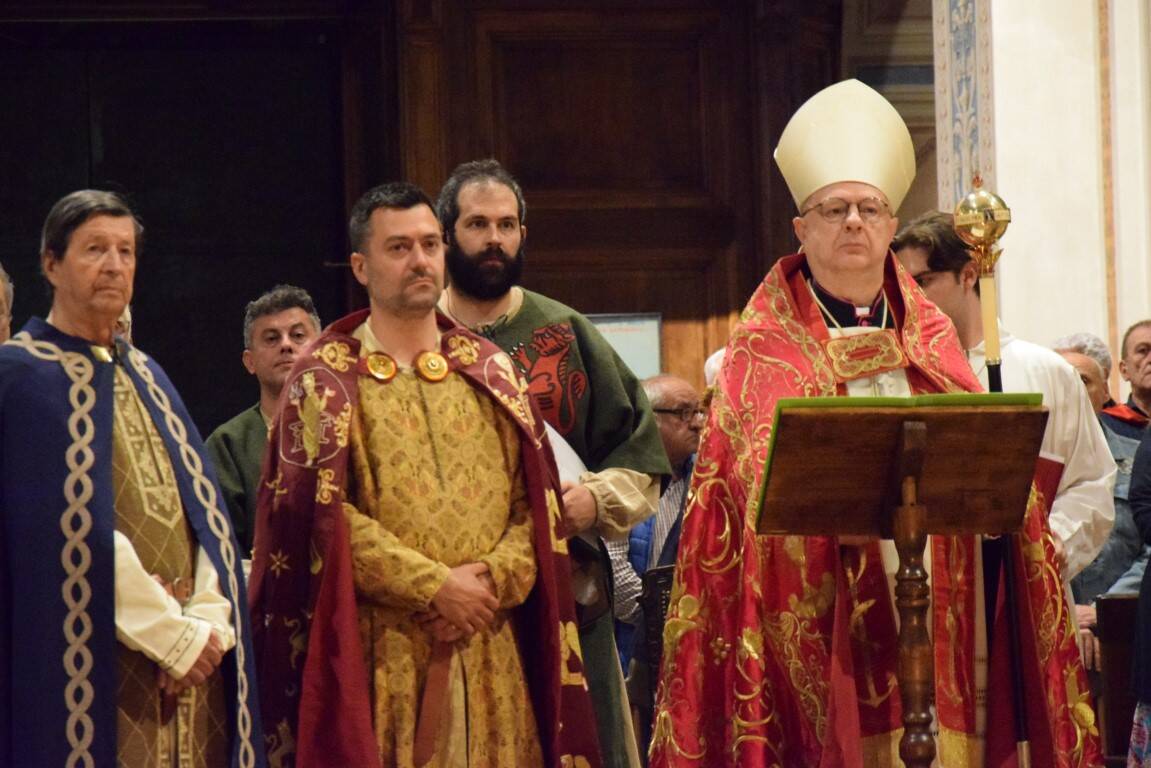 Il Palio di Legnano si inchina davanti alla Croce nella Veglia in Basilica San Magno