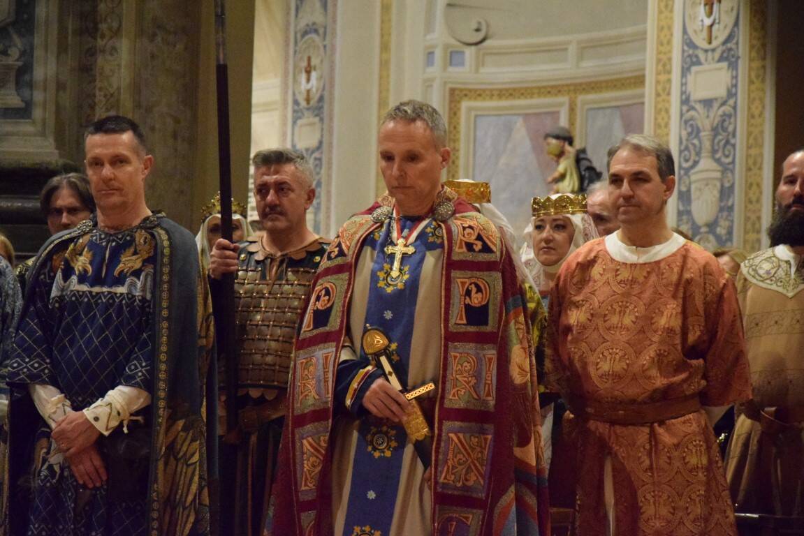 Il Palio di Legnano si inchina davanti alla Croce nella Veglia in Basilica San Magno