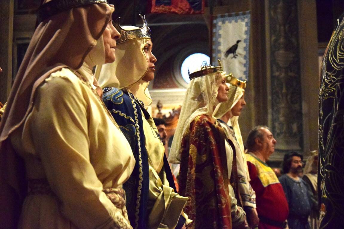 Il Palio di Legnano si inchina davanti alla Croce nella Veglia in Basilica San Magno