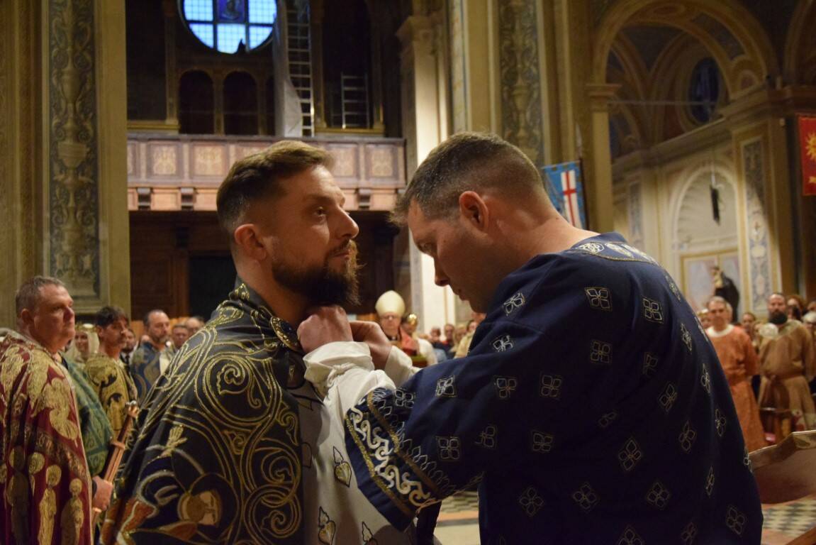 Il Palio di Legnano si inchina davanti alla Croce nella Veglia in Basilica San Magno