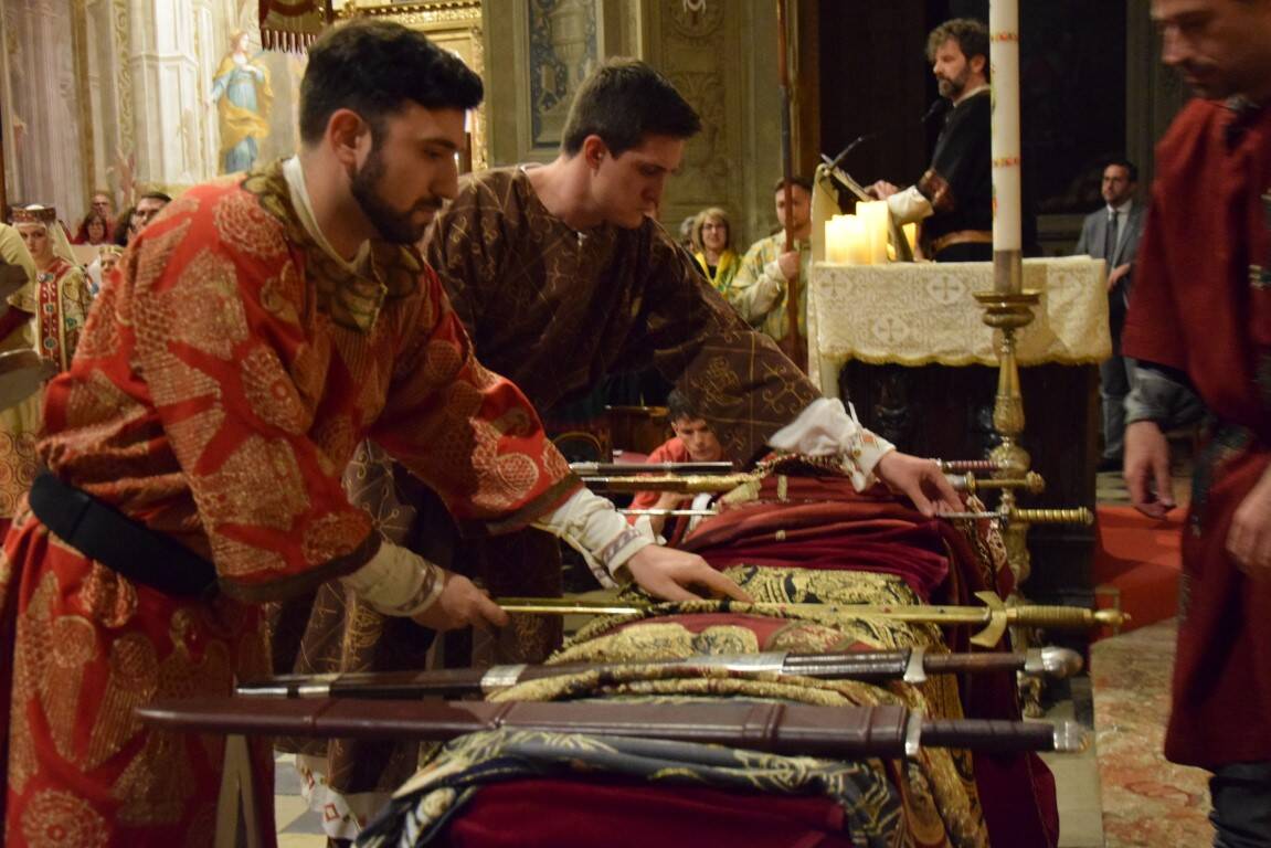 Il Palio di Legnano si inchina davanti alla Croce nella Veglia in Basilica San Magno