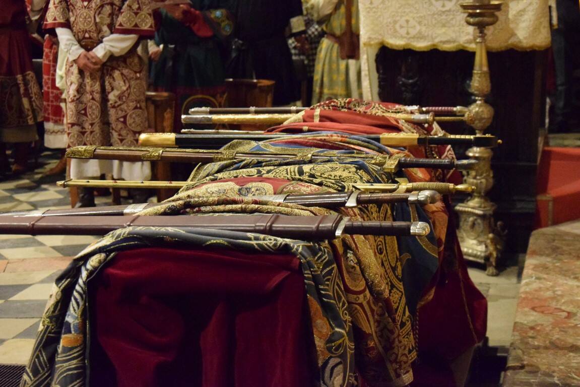 Il Palio di Legnano si inchina davanti alla Croce nella Veglia in Basilica San Magno