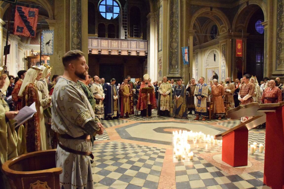 Il Palio di Legnano si inchina davanti alla Croce nella Veglia in Basilica San Magno