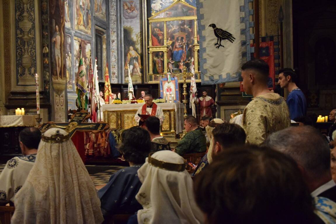 Il Palio di Legnano si inchina davanti alla Croce nella Veglia in Basilica San Magno
