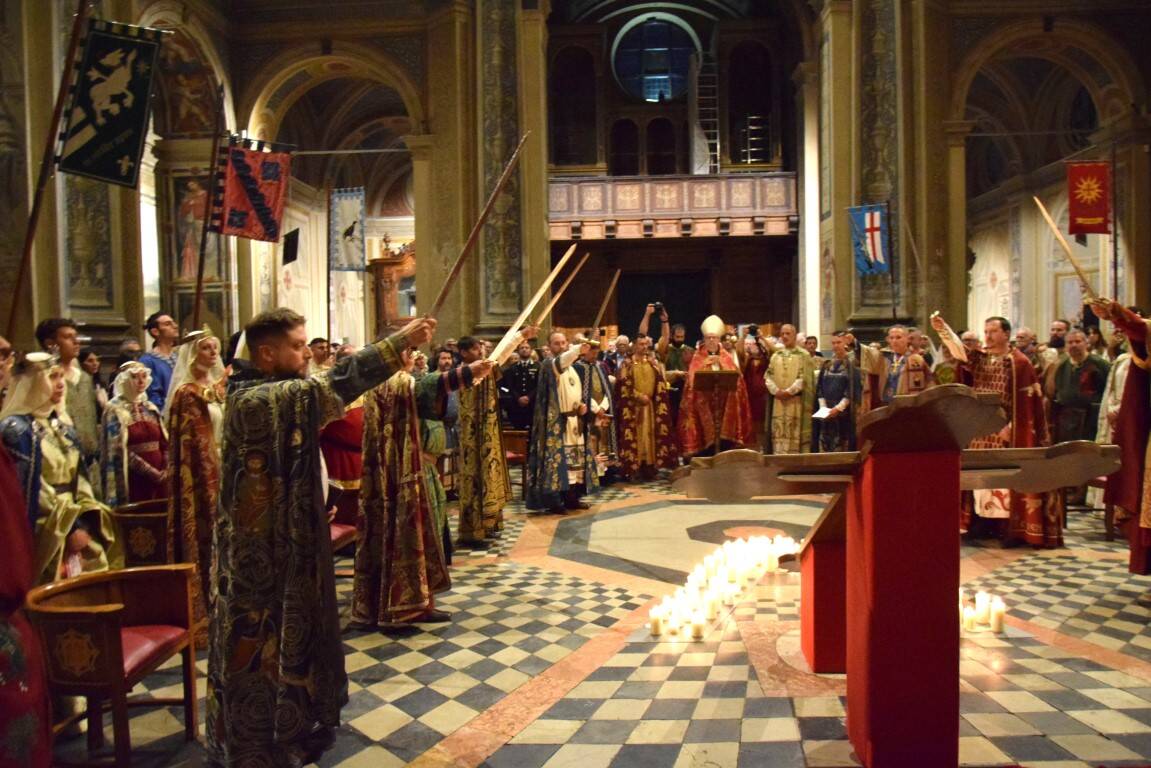 Il Palio di Legnano si inchina davanti alla Croce nella Veglia in Basilica San Magno