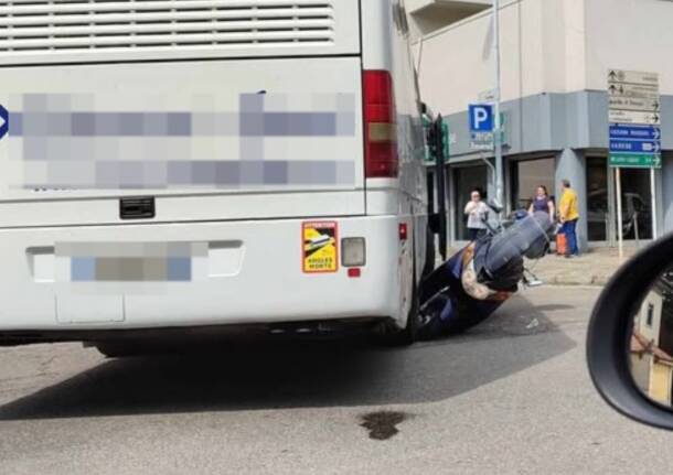 Scontro tra scooter e autobus a Gallarate, ferito un anziano