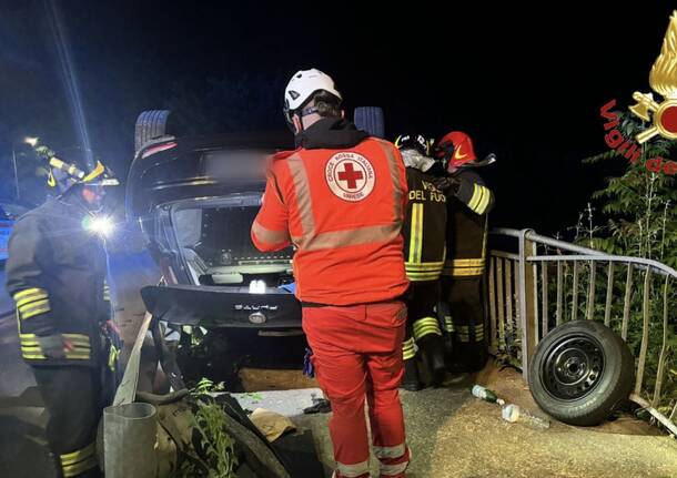 Incidente nella notte a Lonate Ceppino: auto si ribalta sul ponte dell’Olona, ferito un 23enne