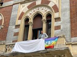 Lenzuola bianche per Gaza sui municipi del Legnanese