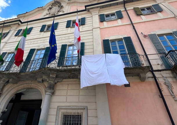 lenzuolo bianco comune di varese