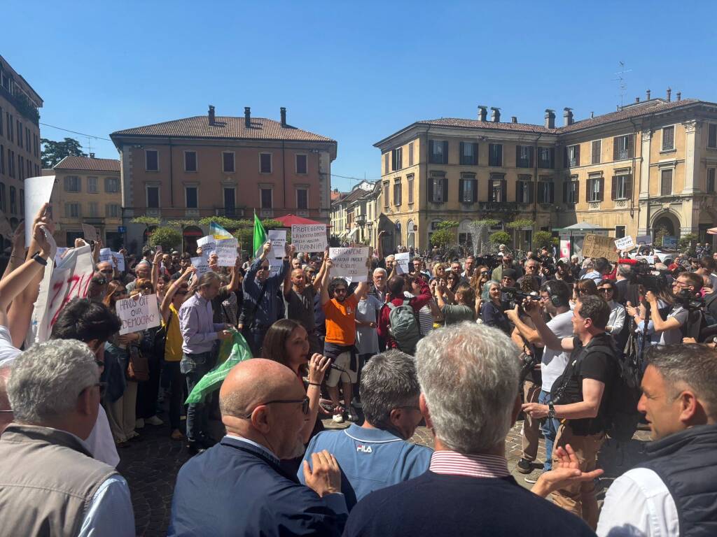 “No nazifascisti a Gallarate” la protesta in piazza contro il summit delle destre