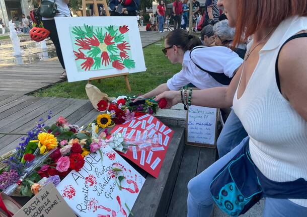 Presidio contro la violenza sulle donne in centro a Legnano 