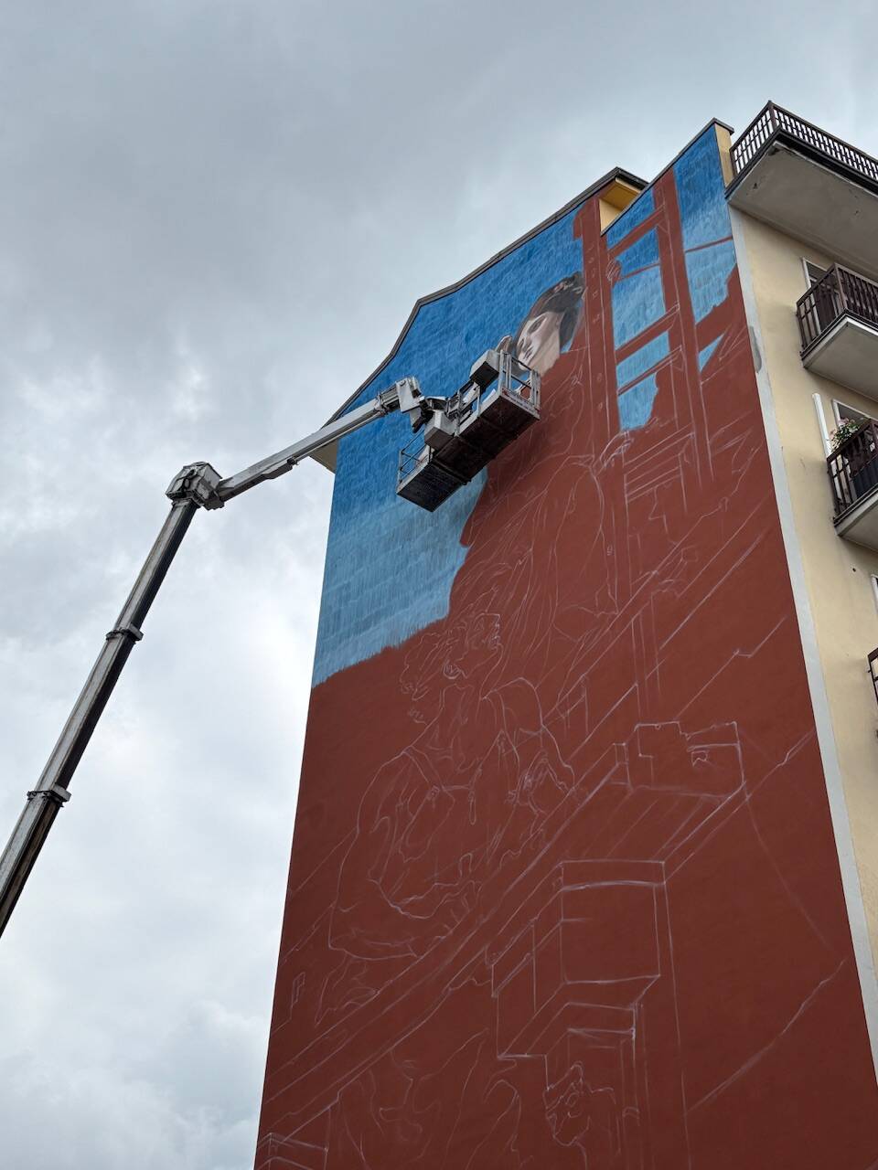 Ravo dipinge in via Rainoldi a Varese