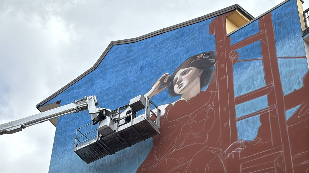 Ravo dipinge in via Rainoldi a Varese