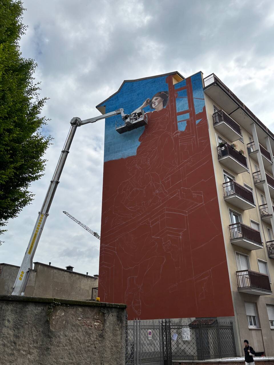 Ravo dipinge in via Rainoldi a Varese