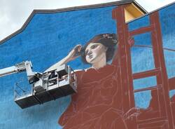 Ravo dipinge in via Rainoldi a Varese