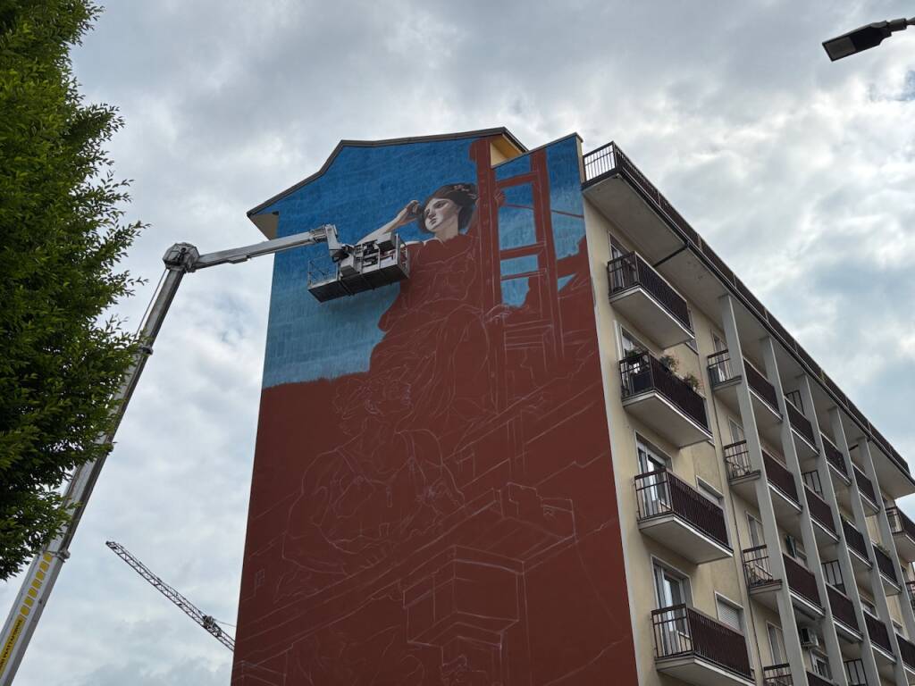 Ravo dipinge in via Rainoldi a Varese