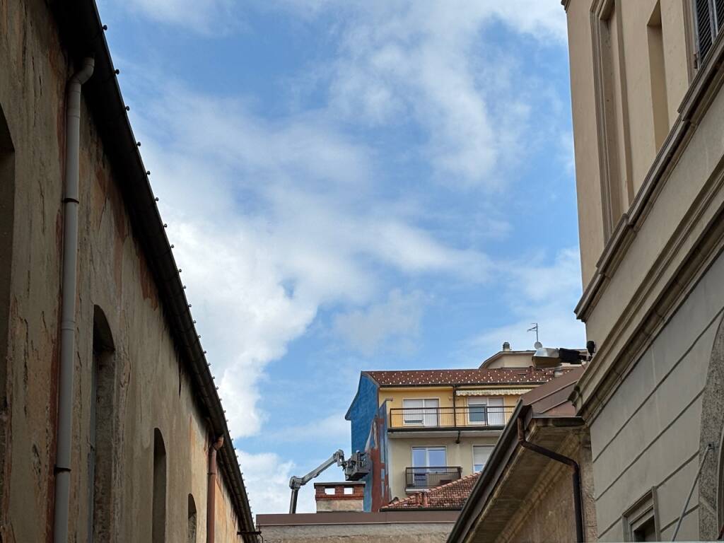 Ravo dipinge in via Rainoldi a Varese